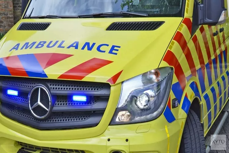 Man gewond bij botsing auto met vrachtwagen