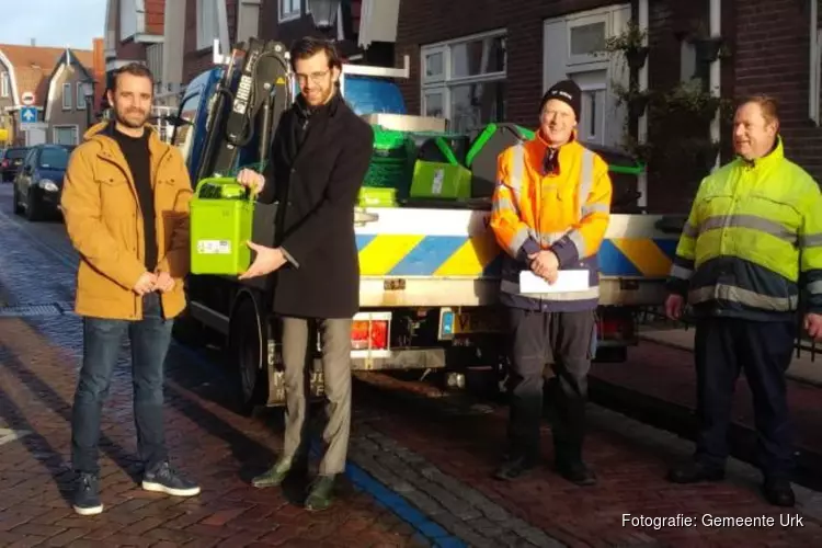 Wethouder Middelkoop reikt gft-afvalemmer uit voor proef in oude dorp