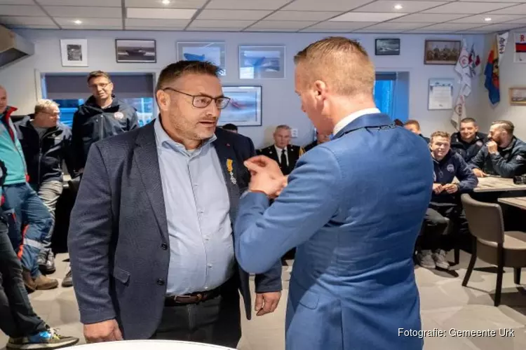 Koninklijke onderscheiding voor oud-schipper KNRM-Urk, Dirk Korf