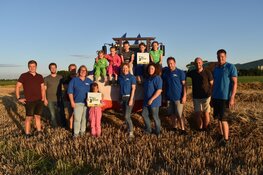 Donatie voor Vereniging Kom bij de Boer dankzij bijzondere graanoogst