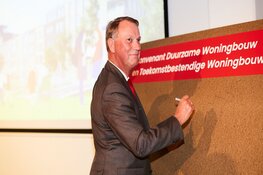 Gedeputeerde Jan de Reus ondertekent afspraken voor toekomstbestendige woningbouw