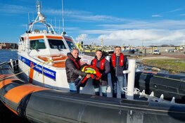 Sea Fresh B.V. doneert overlevingspak aan KNRM-station Urk