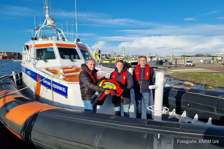 Sea Fresh B.V. doneert overlevingspak aan KNRM-station Urk