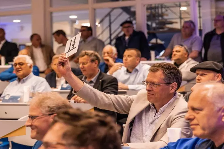 Opbrengst veiling eerste kistje Meischol voor  Stichting ALS Nederland