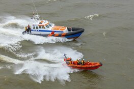 Zeiler door KNRM gered na 14 uur vermissing