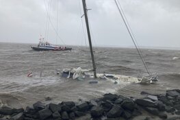 Zeiljacht in problemen tijdens storm Poly