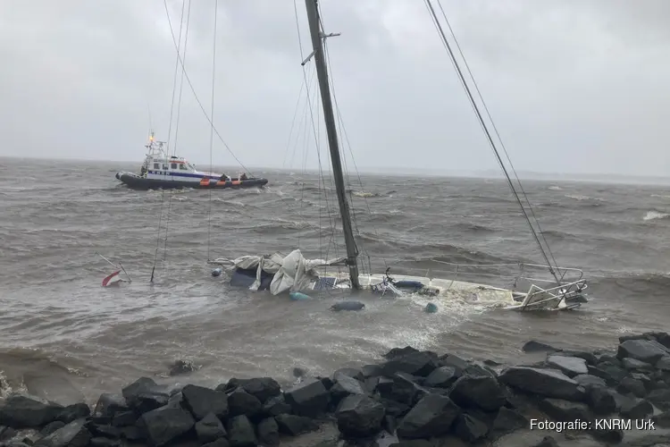 Zeiljacht in problemen tijdens storm Poly