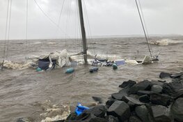 Zeiljacht in problemen tijdens storm Poly