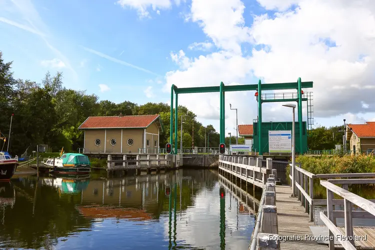 Nieuwe sluisdeuren voor de Voorstersluis bij Kraggenburg