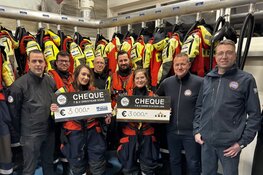 Cheque voor SOAD en KNRM-station Urk