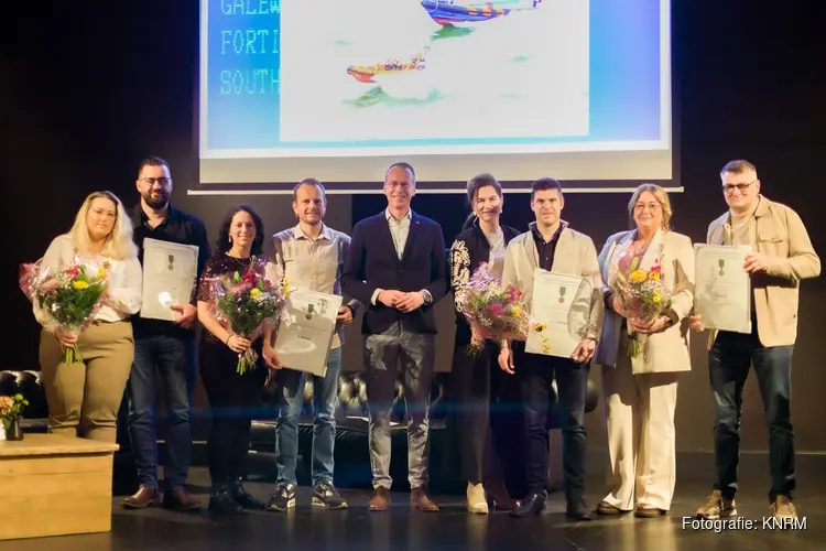 Burgemeester draagt voorzitterschap KNRM-Urk over en 4 jubilarissen in het zonnetje gezet