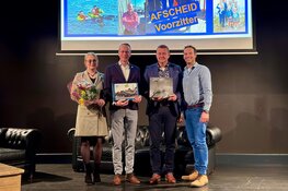 Burgemeester draagt voorzitterschap KNRM-Urk over en 4 jubilarissen in het zonnetje gezet