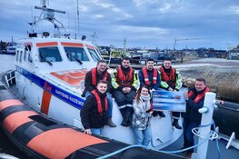 Cheque voor KNRM-station Urk “Kerstbomen ophaalactie Rotaract Emmeloord”