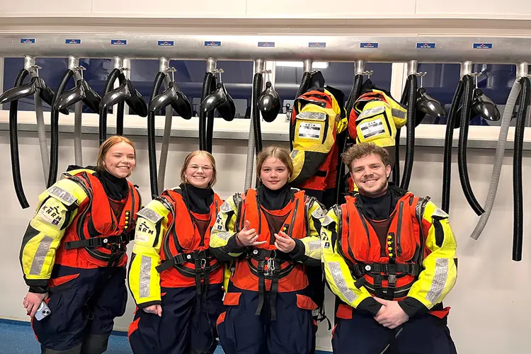 Rozenactie Berechja college ten bate het KNRM-station Urk