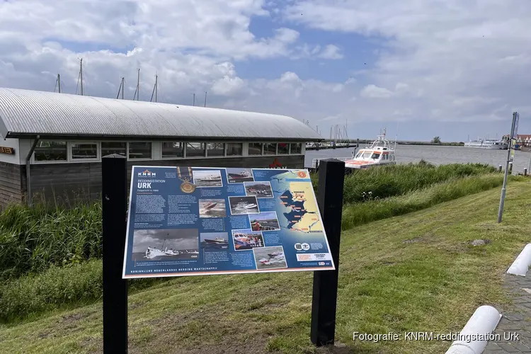 Informatiebord KNRM-station Urk onthuld