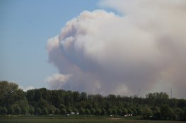 Grote bosbrand op schietkamp 't Harde. Rookwolken in meerdere provincies te zien!