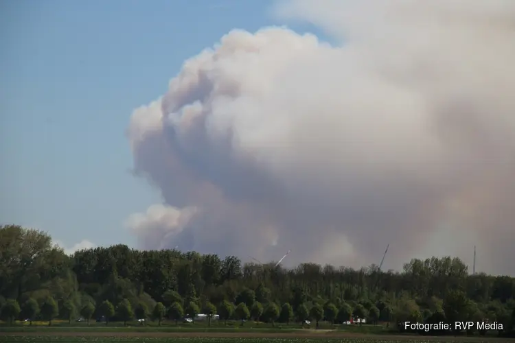 Grote bosbrand op schietkamp 't Harde. Rookwolken in meerdere provincies te zien!