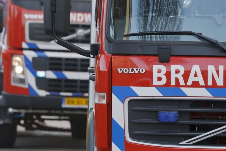 Auto volledig uitgebrand bij recreatieplas Wellerwaard bij Emmeloord
